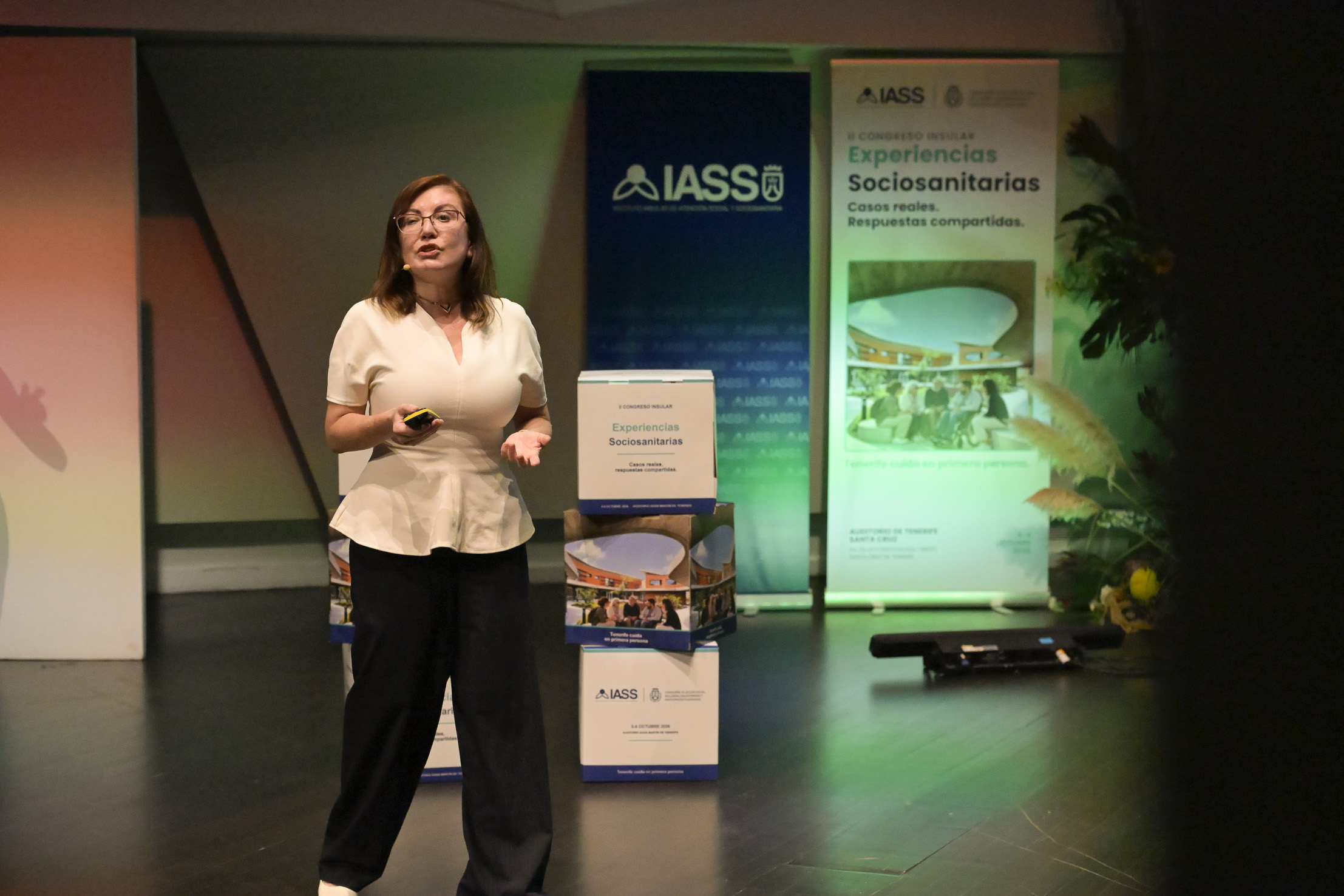 Ponente presentando su experiencia sociosanitaria