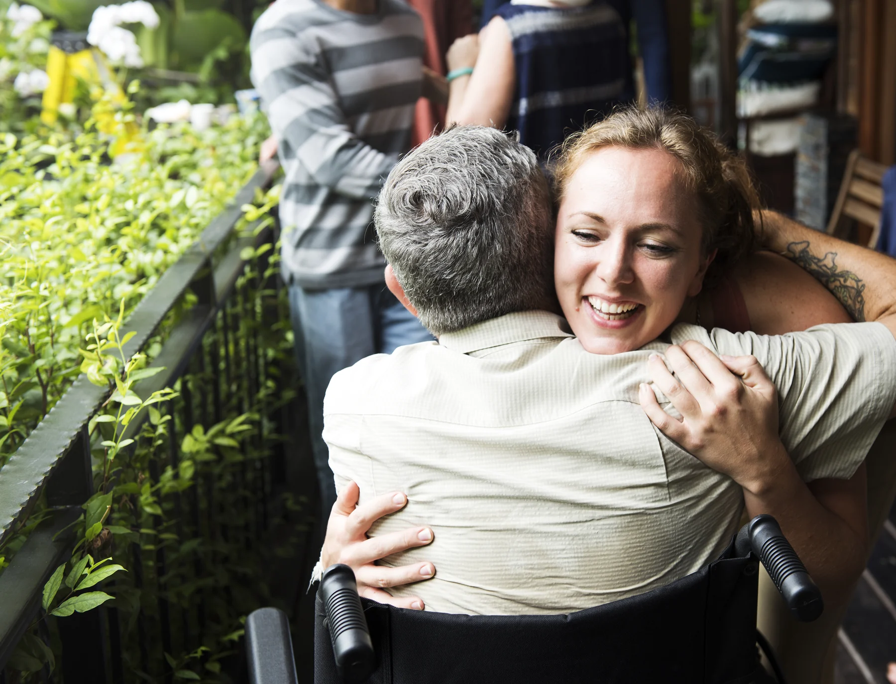 Abrazo entre dos personas como expresión de cuidado y encuentro